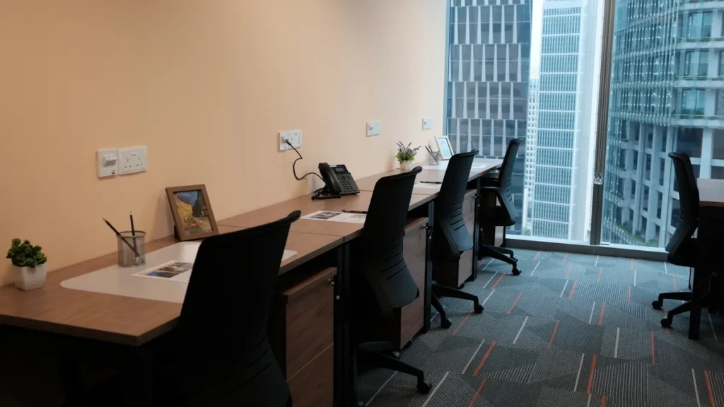 Moderno espacio de coworking con mesas abiertas en CoWork Plus Singapur