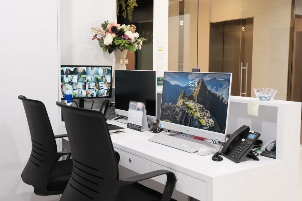 Acogedora recepción en CoWork Plus Singapur con servicios profesionales de recepción