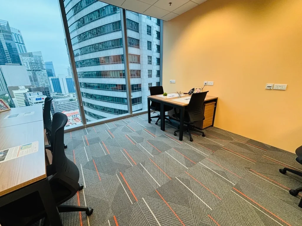 Scalable office layout with flexible desk arrangement in Singapore serviced office